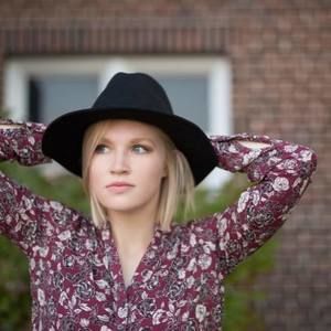 Meet your Posher, Elise